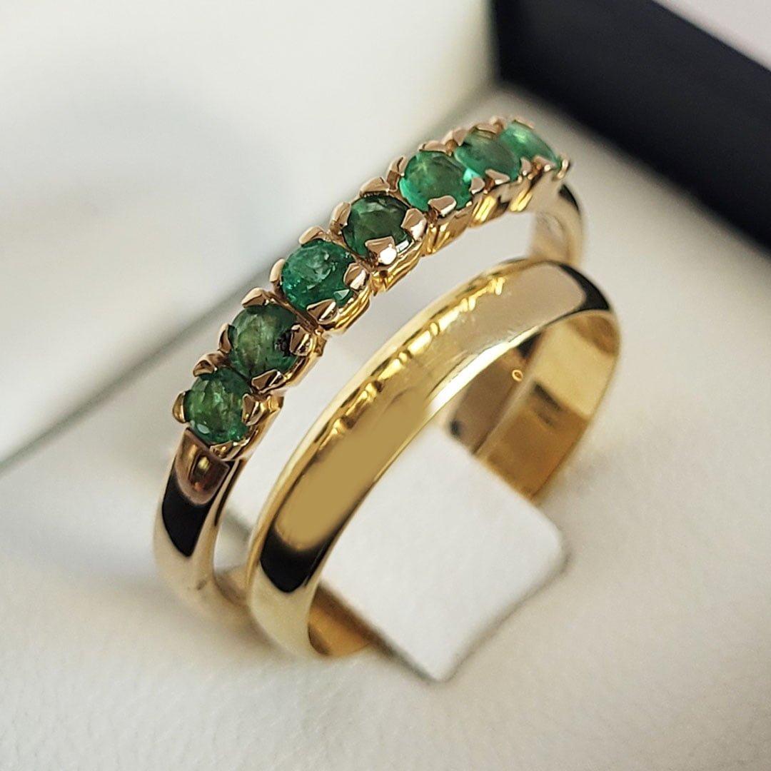 Anillo de compromiso en oro y esmeraldas de joyeria la greca