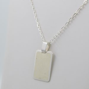 Medalla rectangular en plata lisa para grabar