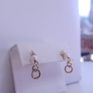 Caravanas con perlas y eslabones colgantes en oro 10k