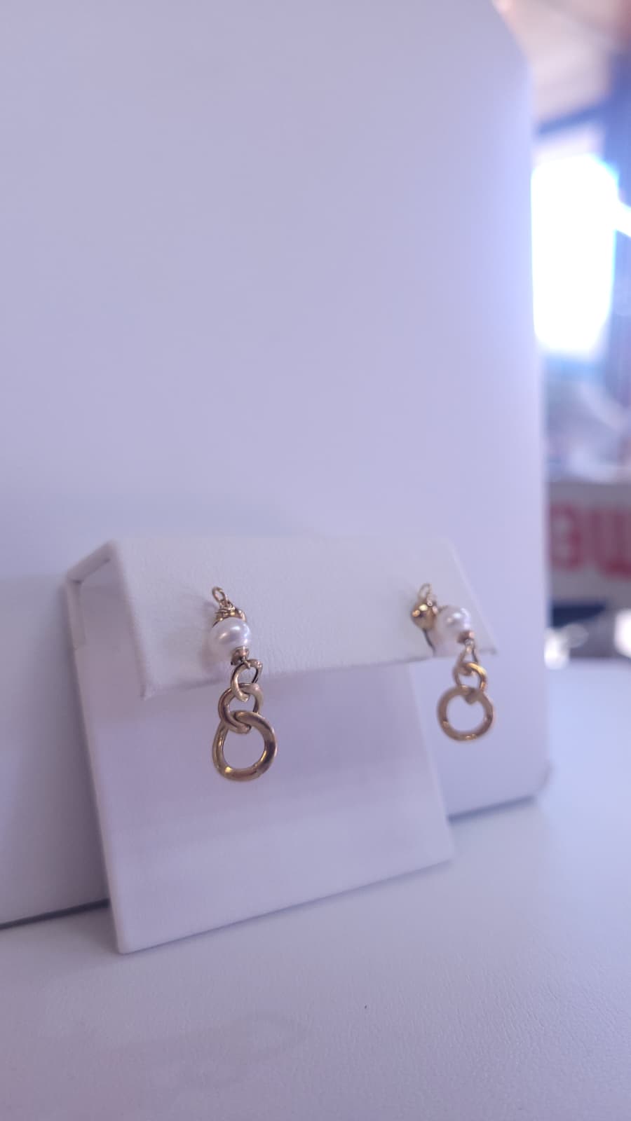 Caravanas con perlas y eslabones colgantes en oro 10k