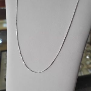 Cadenita veneciana en plata con dije de letra "J" en nácar
