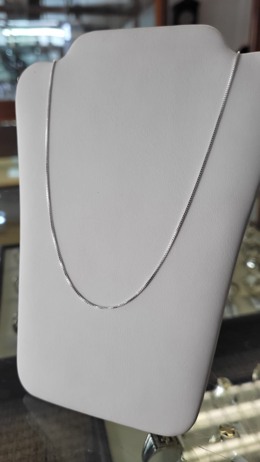 Cadenita veneciana en plata con dije de letra "J" en nácar