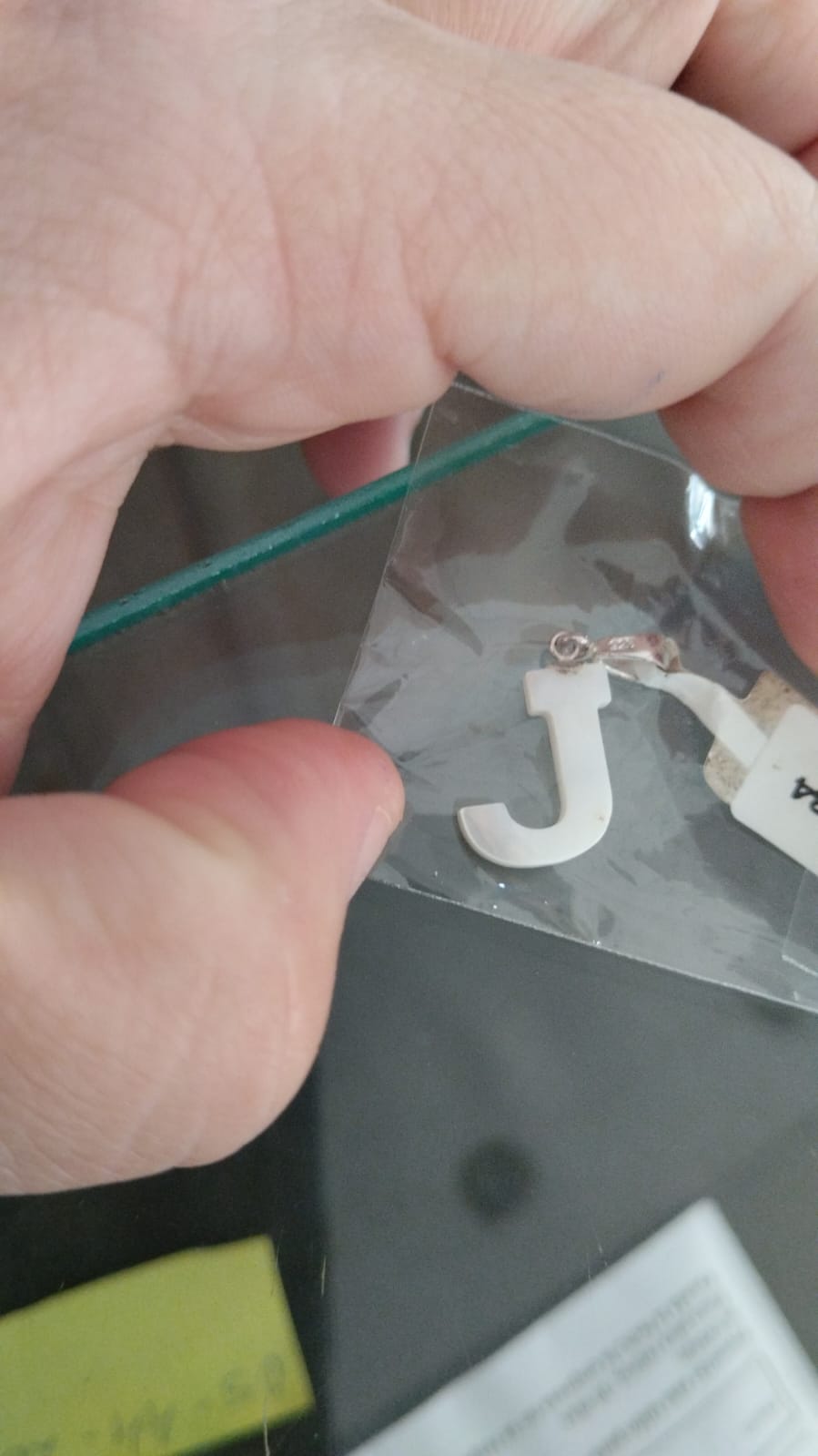 Cadenita veneciana en plata con dije de letra "J" en nácar - Imagen 2