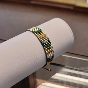Pulsera Miyuki verde con baño de oro 14k