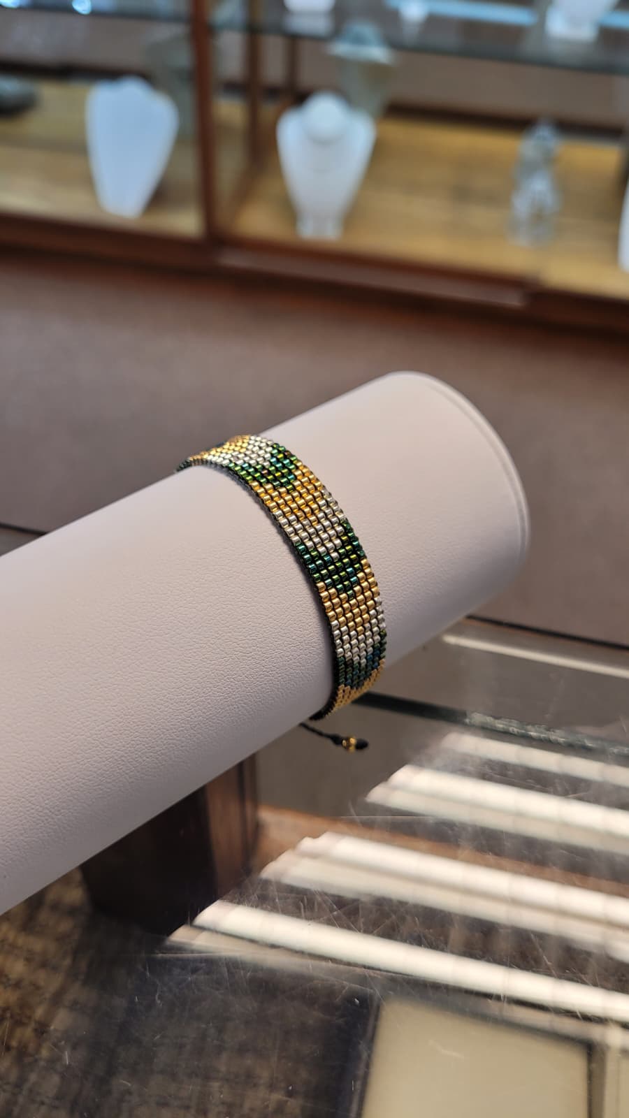 Pulsera Miyuki verde con baño de oro 14k