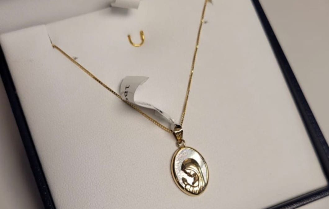 Conjunto cadenita y virgen niña en nácar y oro 10k