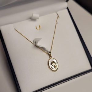 Conjunto cadenita y virgen niña en nácar y oro 10k